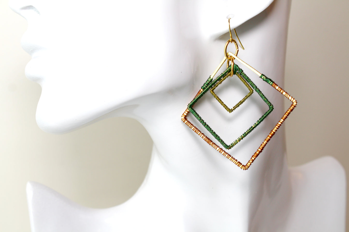 Boucles d'oreilles créoles carrés ethniques vert et dorée