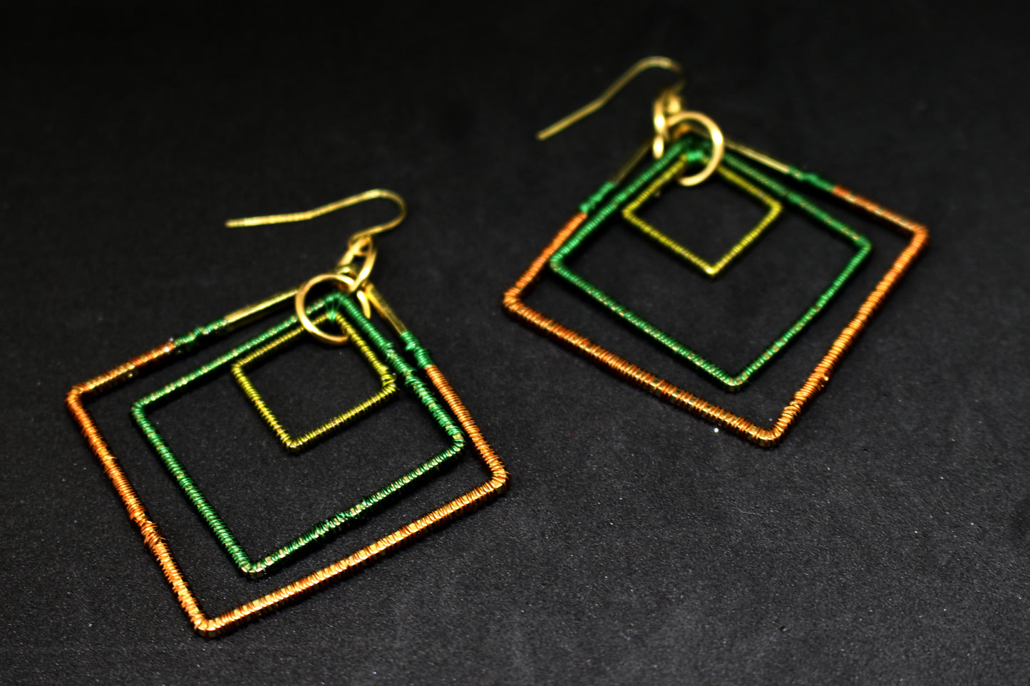 Boucles d'oreilles créoles carrés ethniques vert et dorée