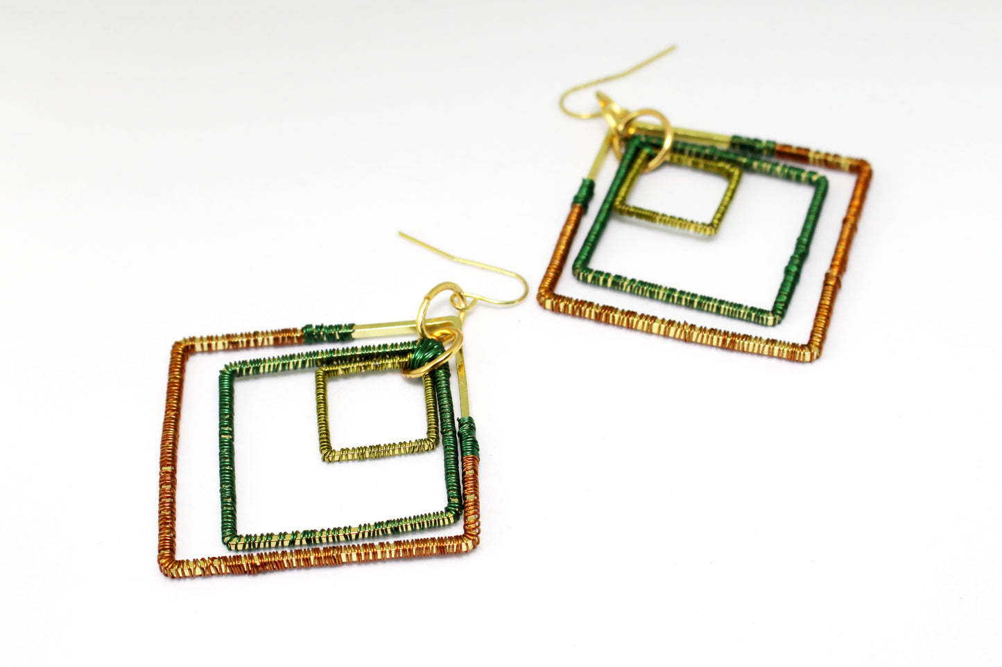 Boucles d'oreilles créoles carrés ethniques vert et dorée