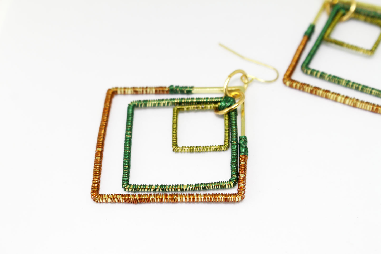 Boucles d'oreilles créoles carrés ethniques vert et dorée