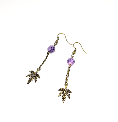 Boucles d’oreilles chaînes, feuilles et perles violet à facettes