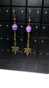 Boucles d’oreilles chaînes, feuilles et perles violet à facettes