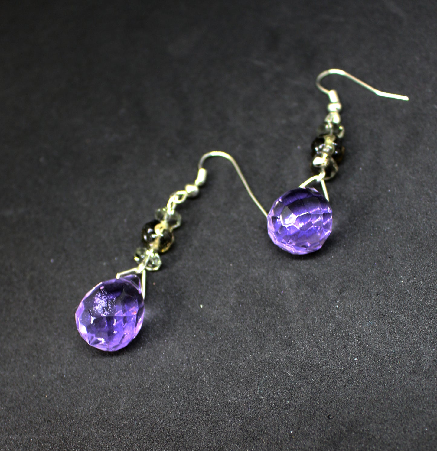 Boucles d'oreilles gouttes transparentes violet et gris