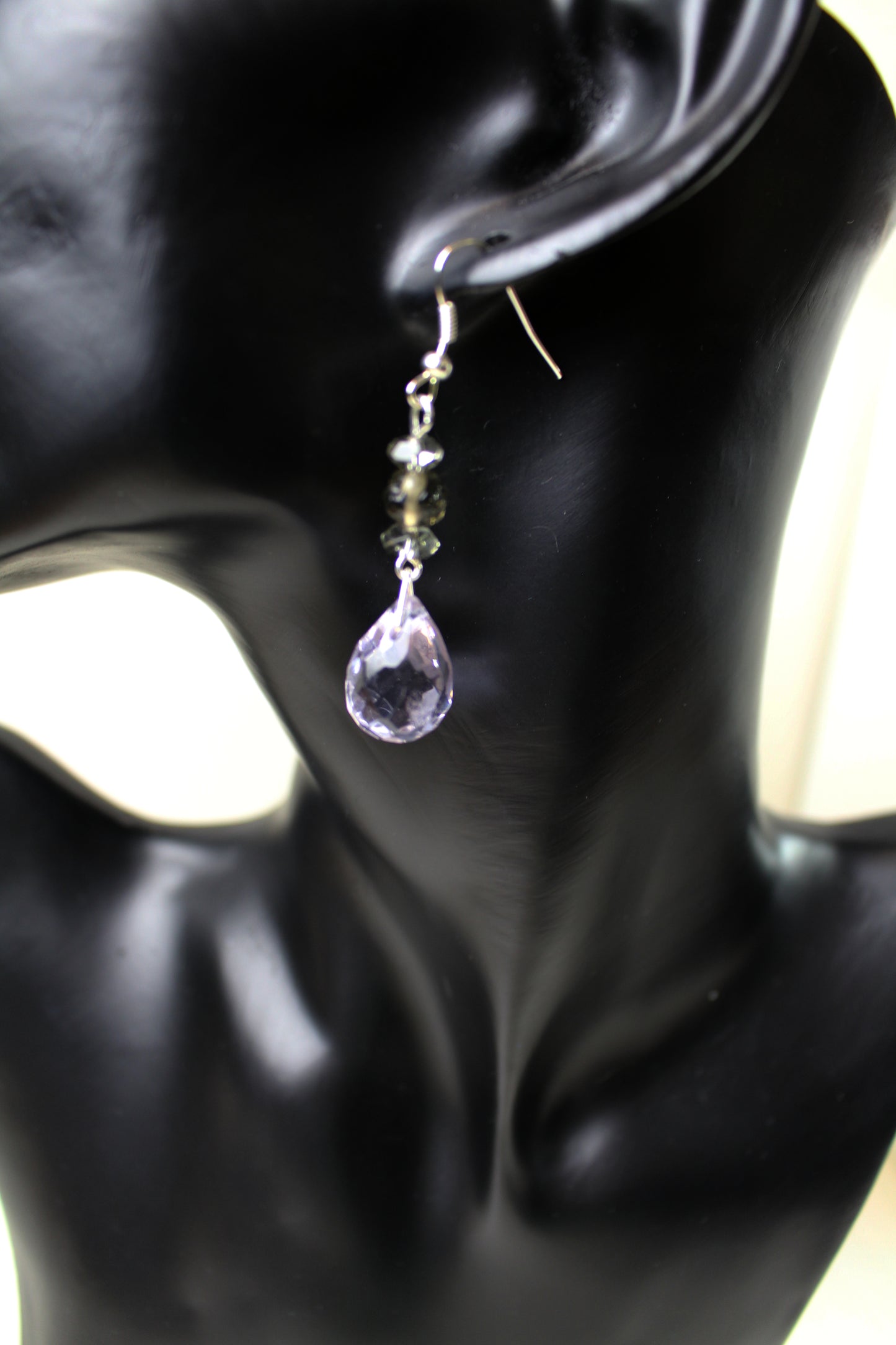 Boucles d'oreilles gouttes transparentes violet et gris