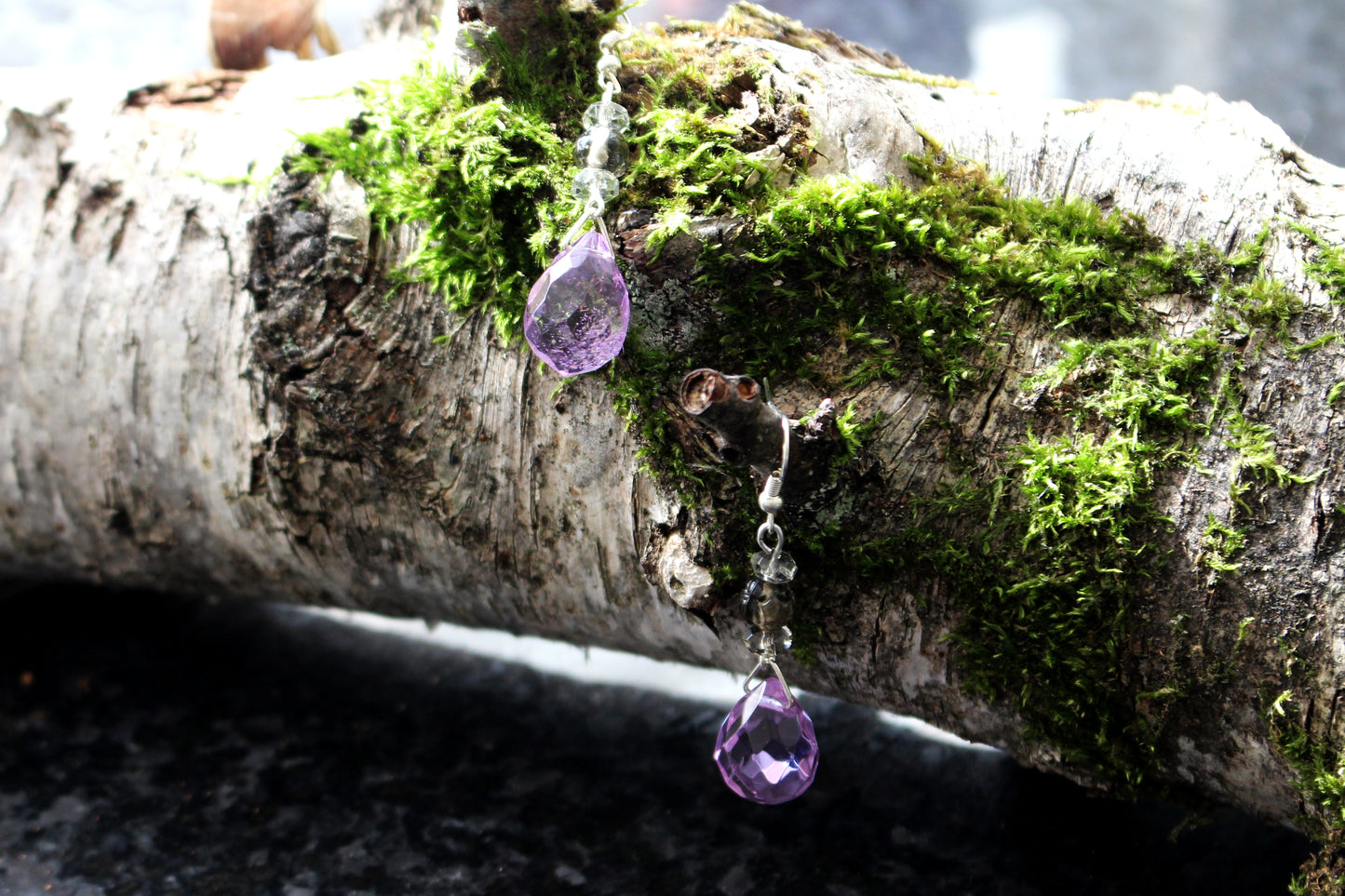 Boucles d'oreilles gouttes transparentes violet et gris