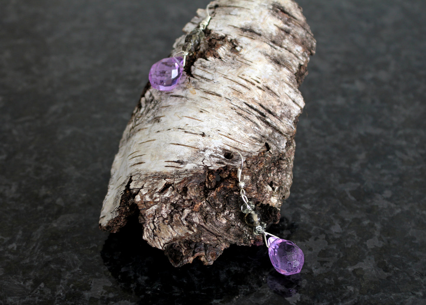 Boucles d'oreilles gouttes transparentes violet et gris