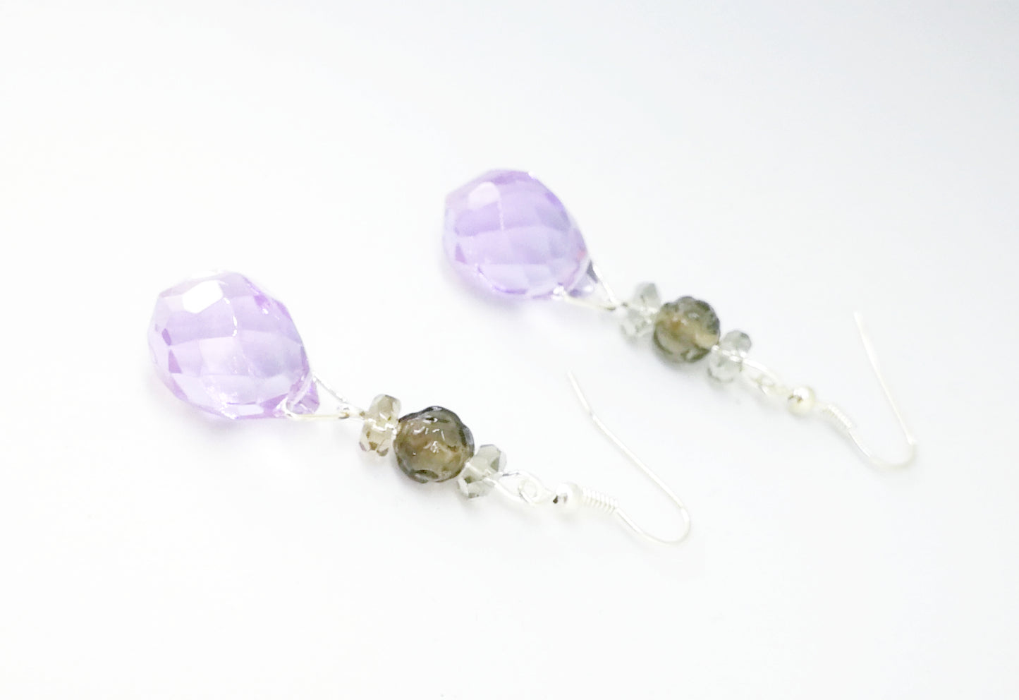 Boucles d'oreilles gouttes transparentes violet et gris