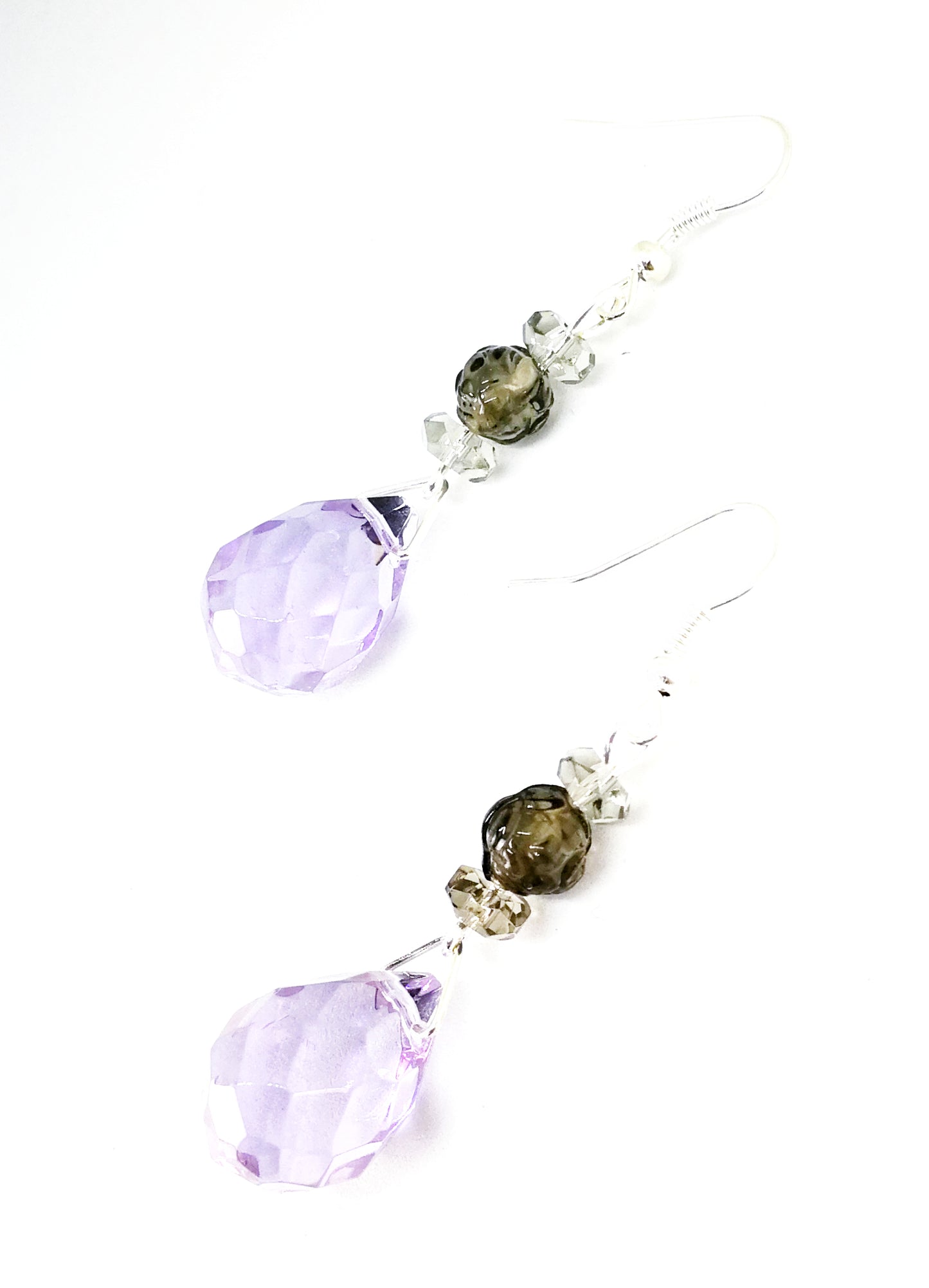 Boucles d'oreilles gouttes transparentes violet et gris