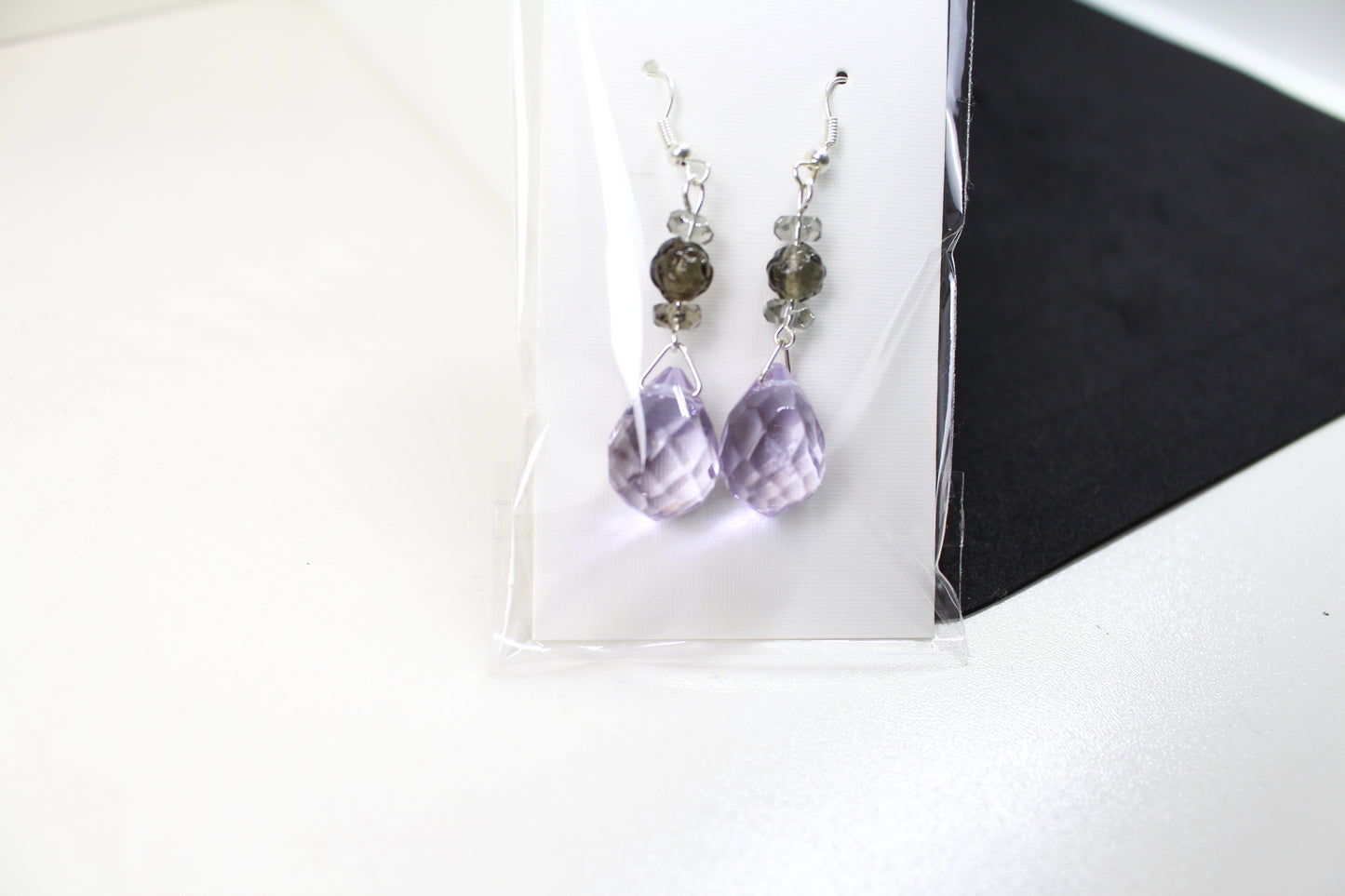 Boucles d'oreilles gouttes transparentes violet et gris