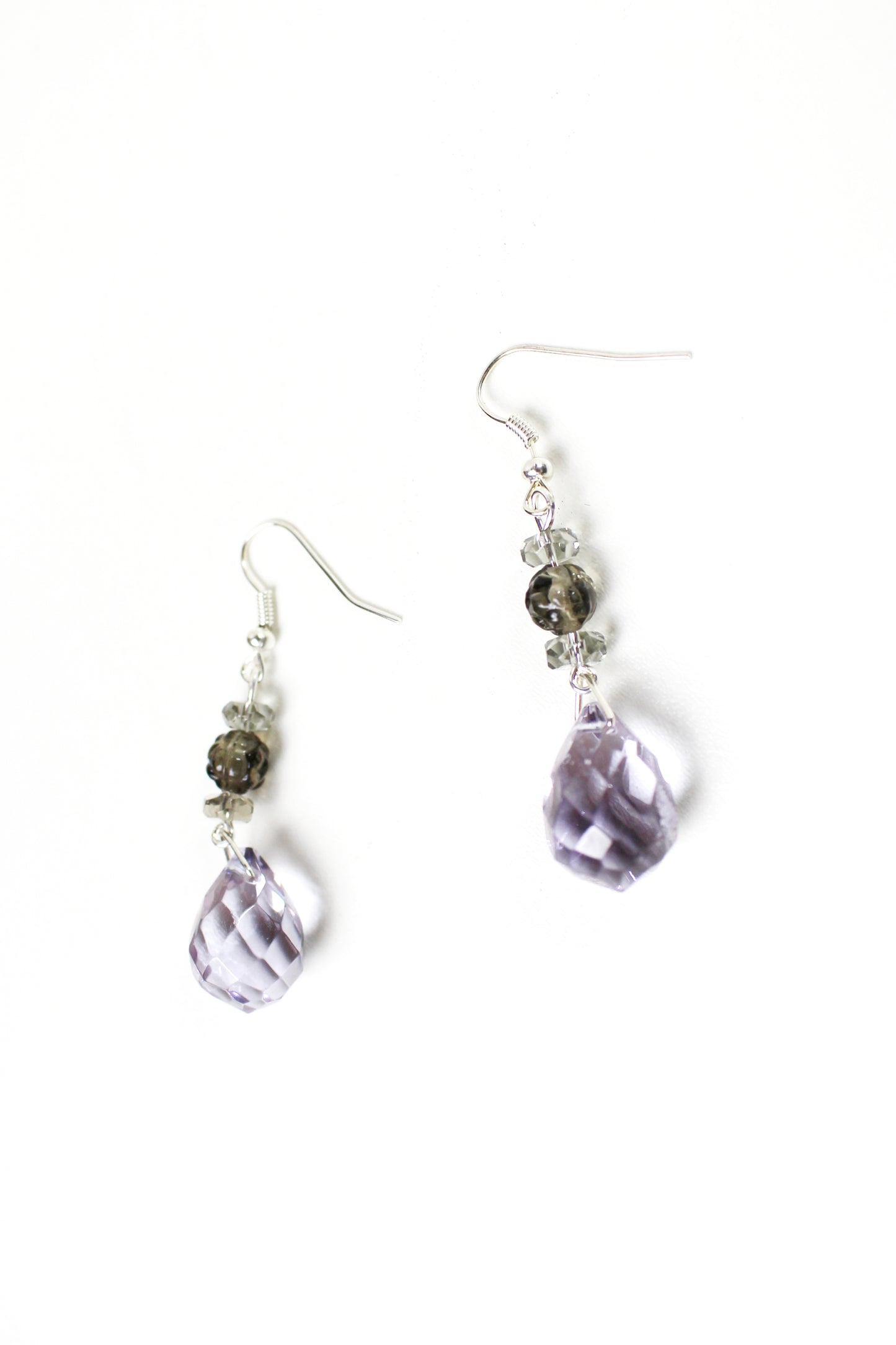 Boucles d'oreilles gouttes transparentes violet et gris