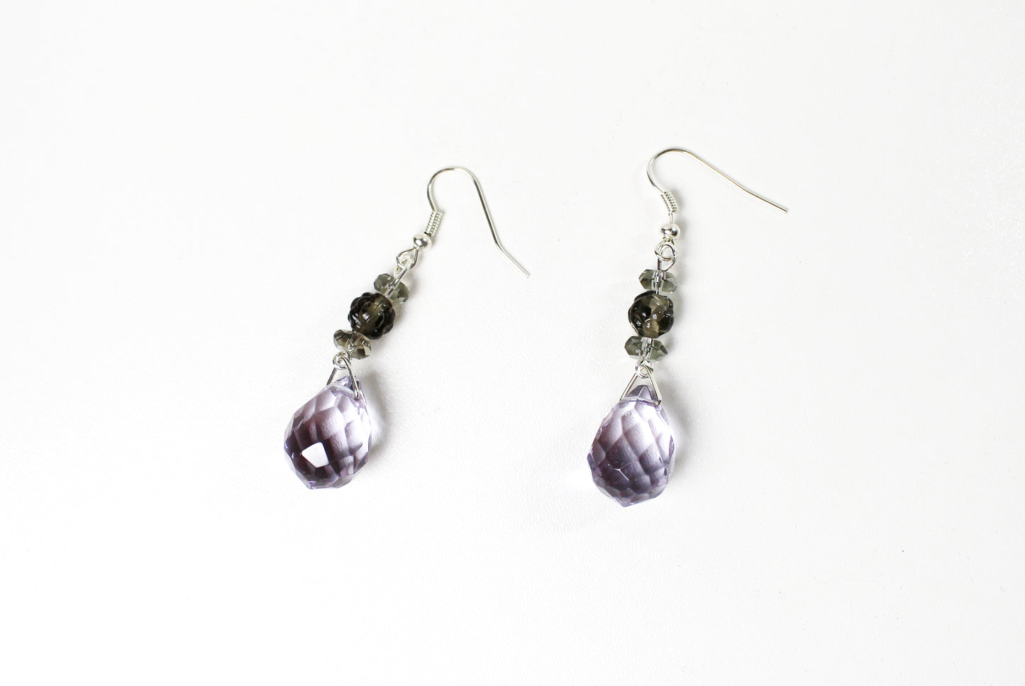 Boucles d'oreilles gouttes transparentes violet et gris