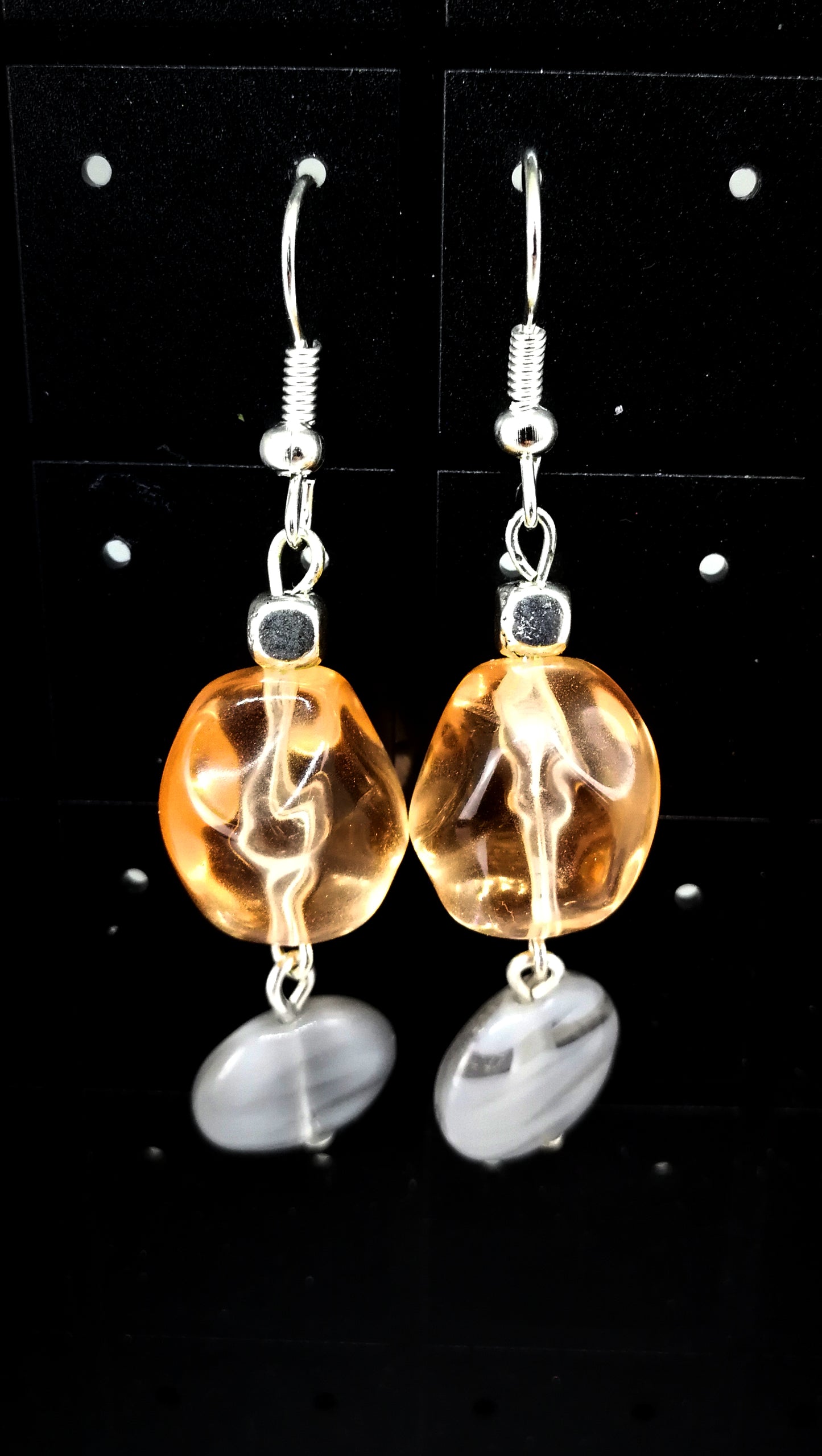 Boucles d'oreilles en verre orange et gris