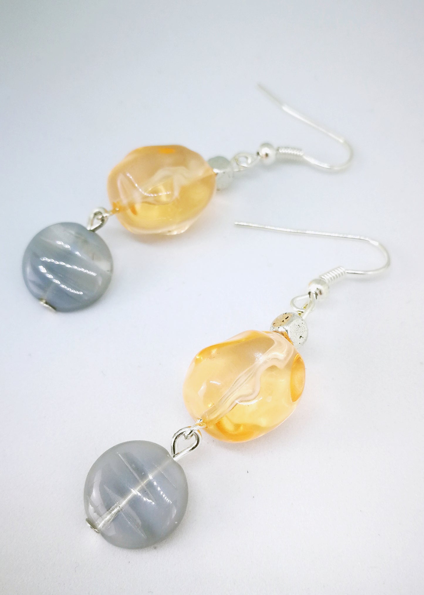 Boucles d'oreilles en verre orange et gris