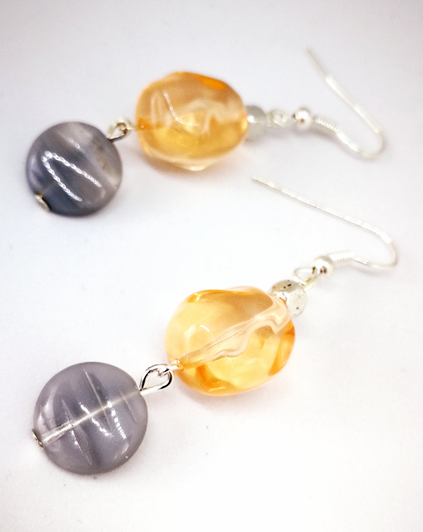 Boucles d'oreilles en verre orange et gris