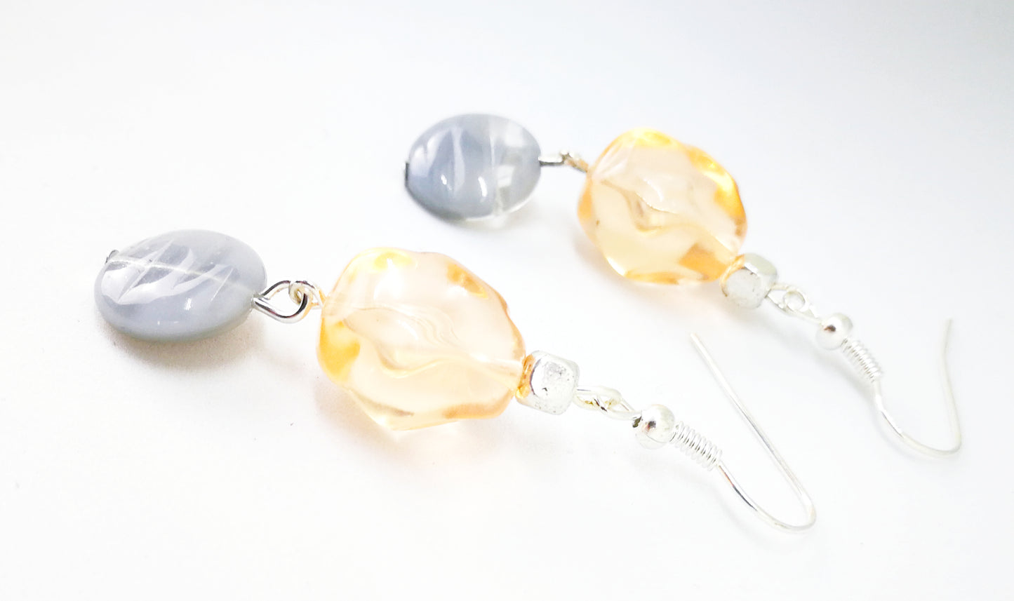 Boucles d'oreilles en verre orange et gris