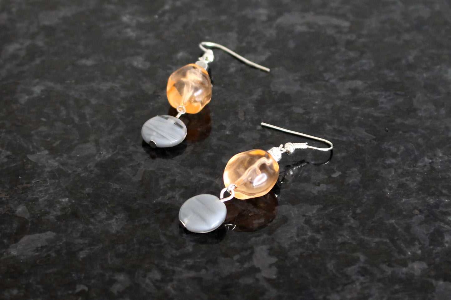 Boucles d'oreilles en verre orange et gris