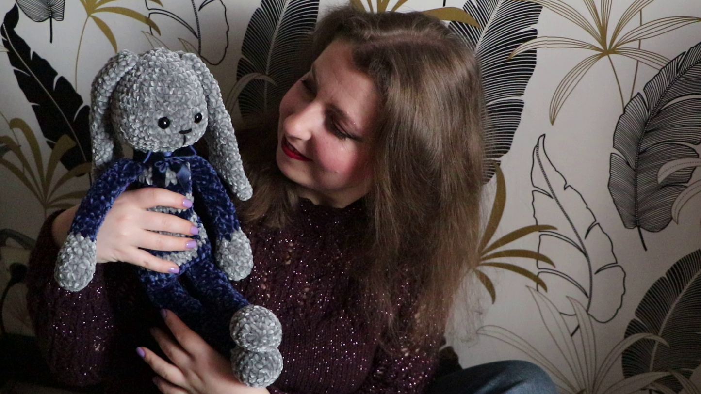 Amigurumi lapin au crochet velvet gris et bleu