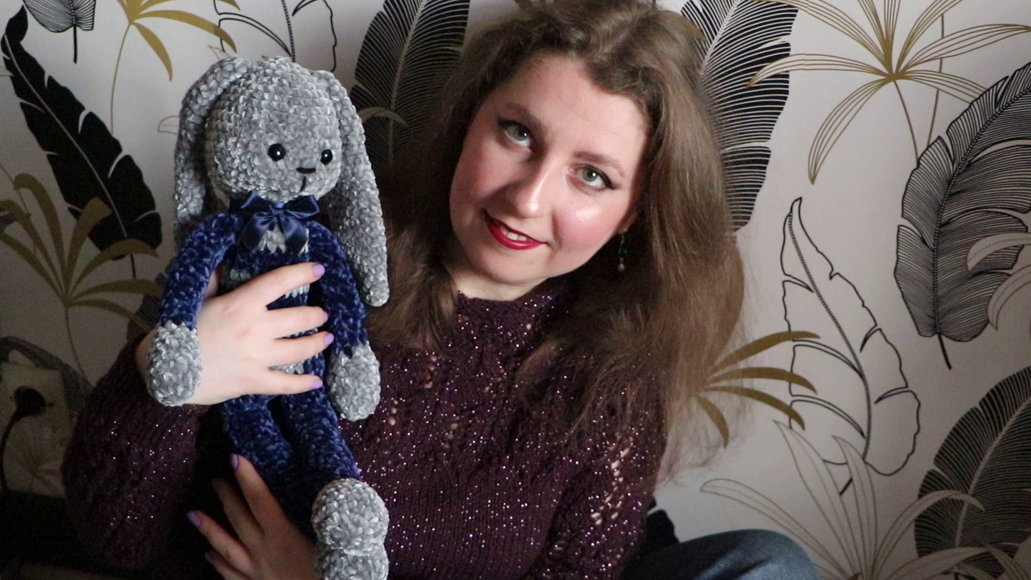 Amigurumi lapin au crochet velvet gris et bleu