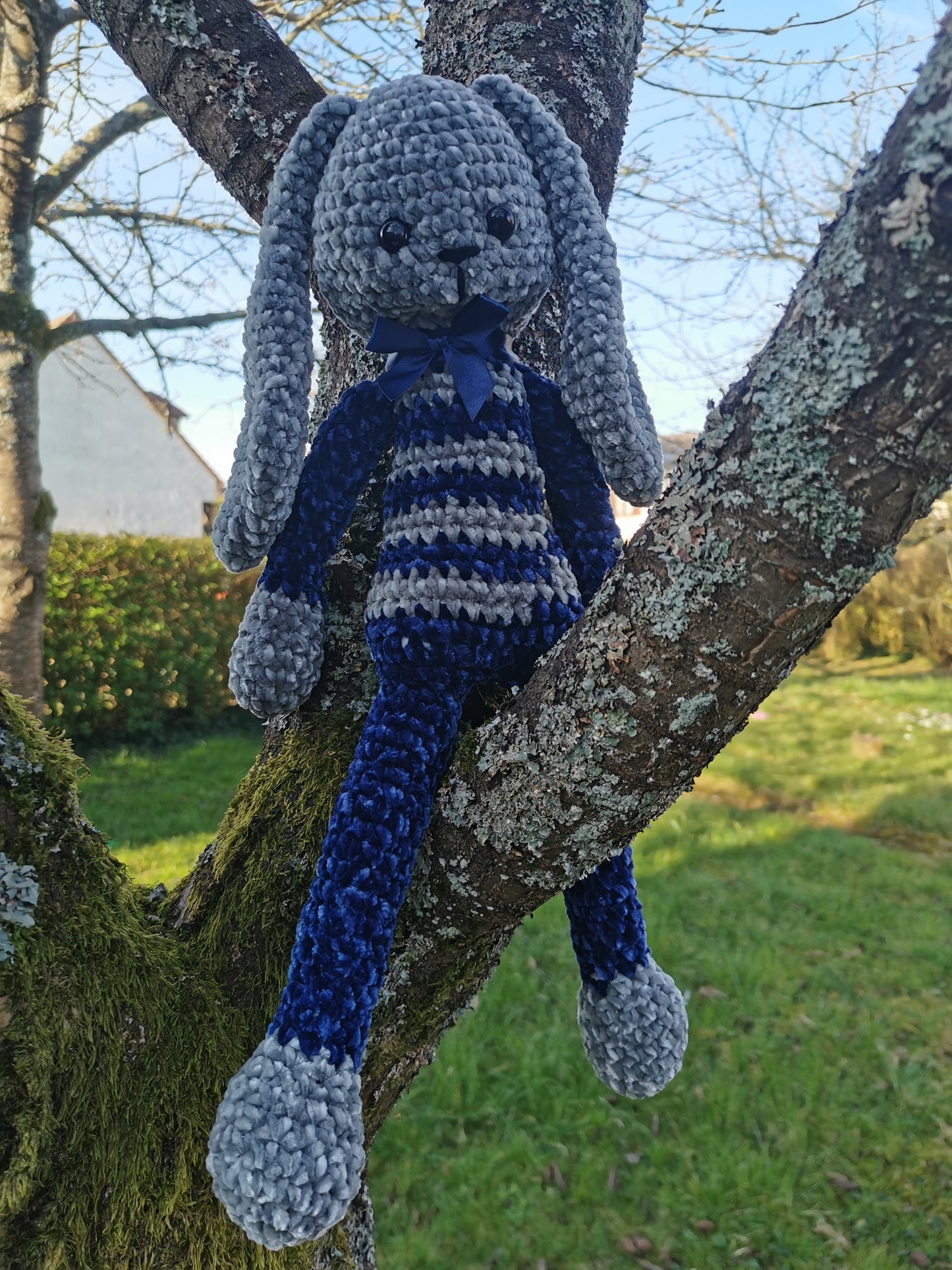 Amigurumi lapin au crochet velvet gris et bleu