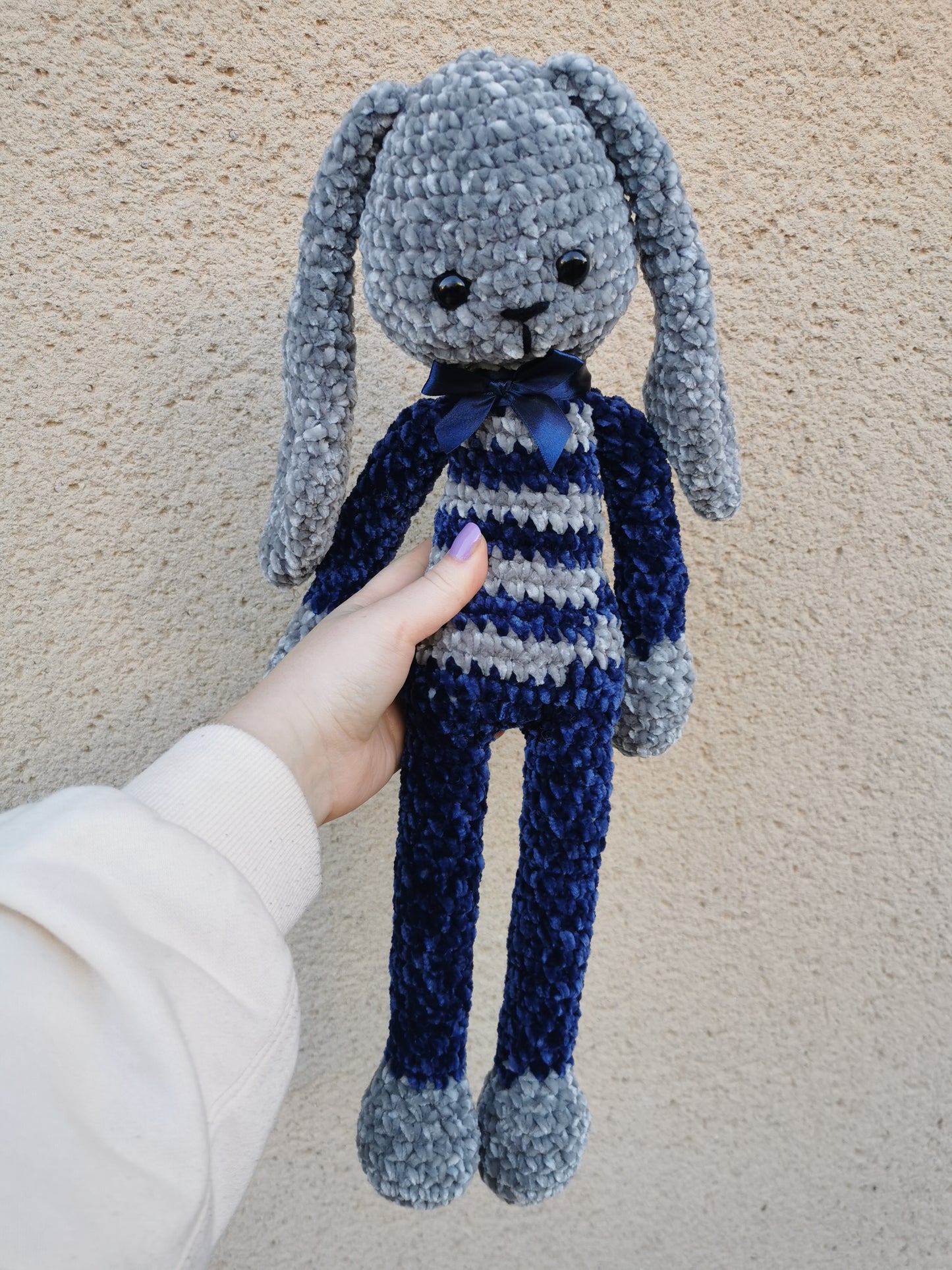 Amigurumi lapin au crochet velvet gris et bleu