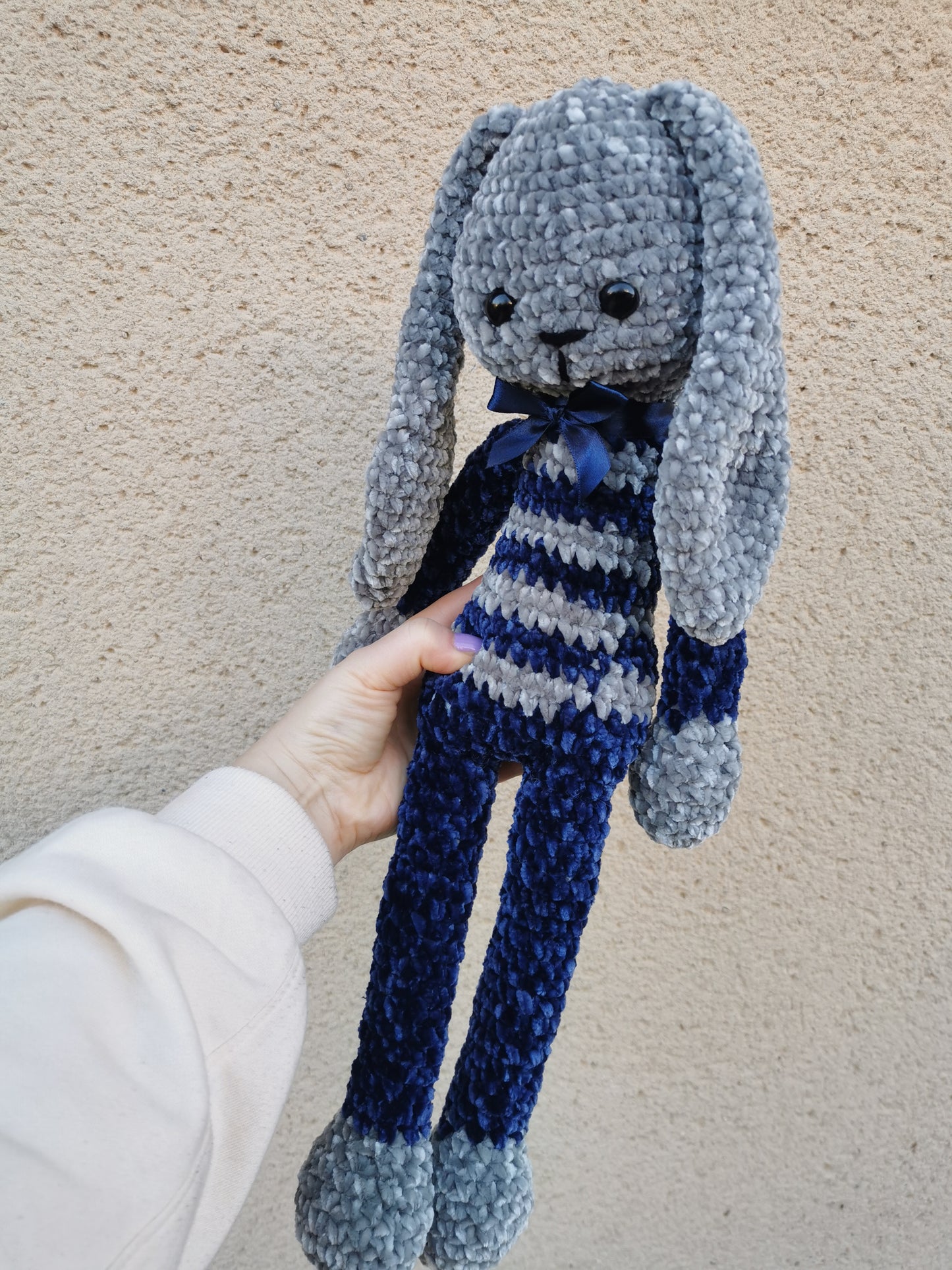 Amigurumi lapin au crochet velvet gris et bleu