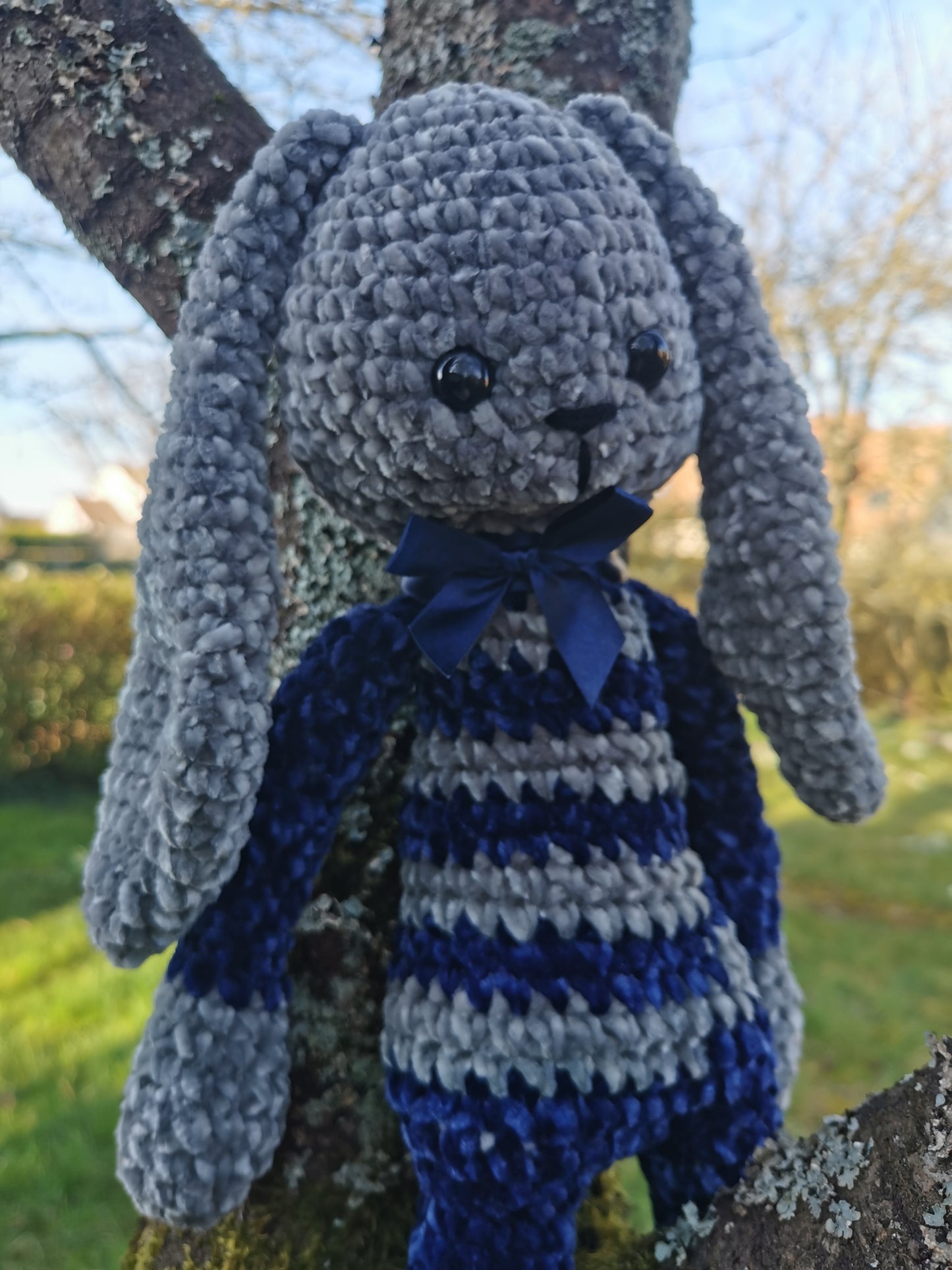 Amigurumi lapin au crochet velvet gris et bleu