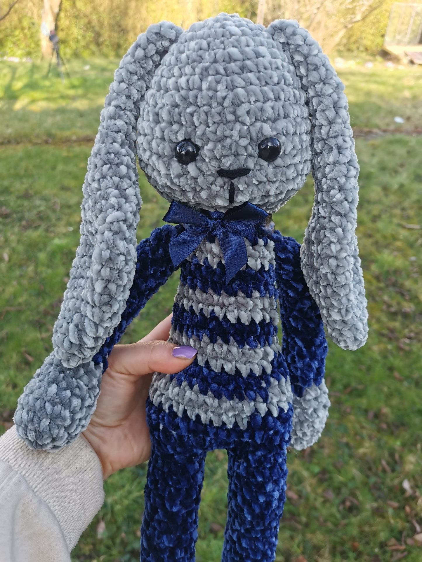 Amigurumi lapin au crochet velvet gris et bleu