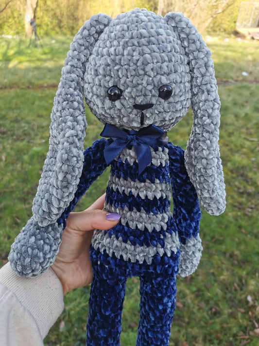 Amigurumi lapin au crochet velvet gris et bleu