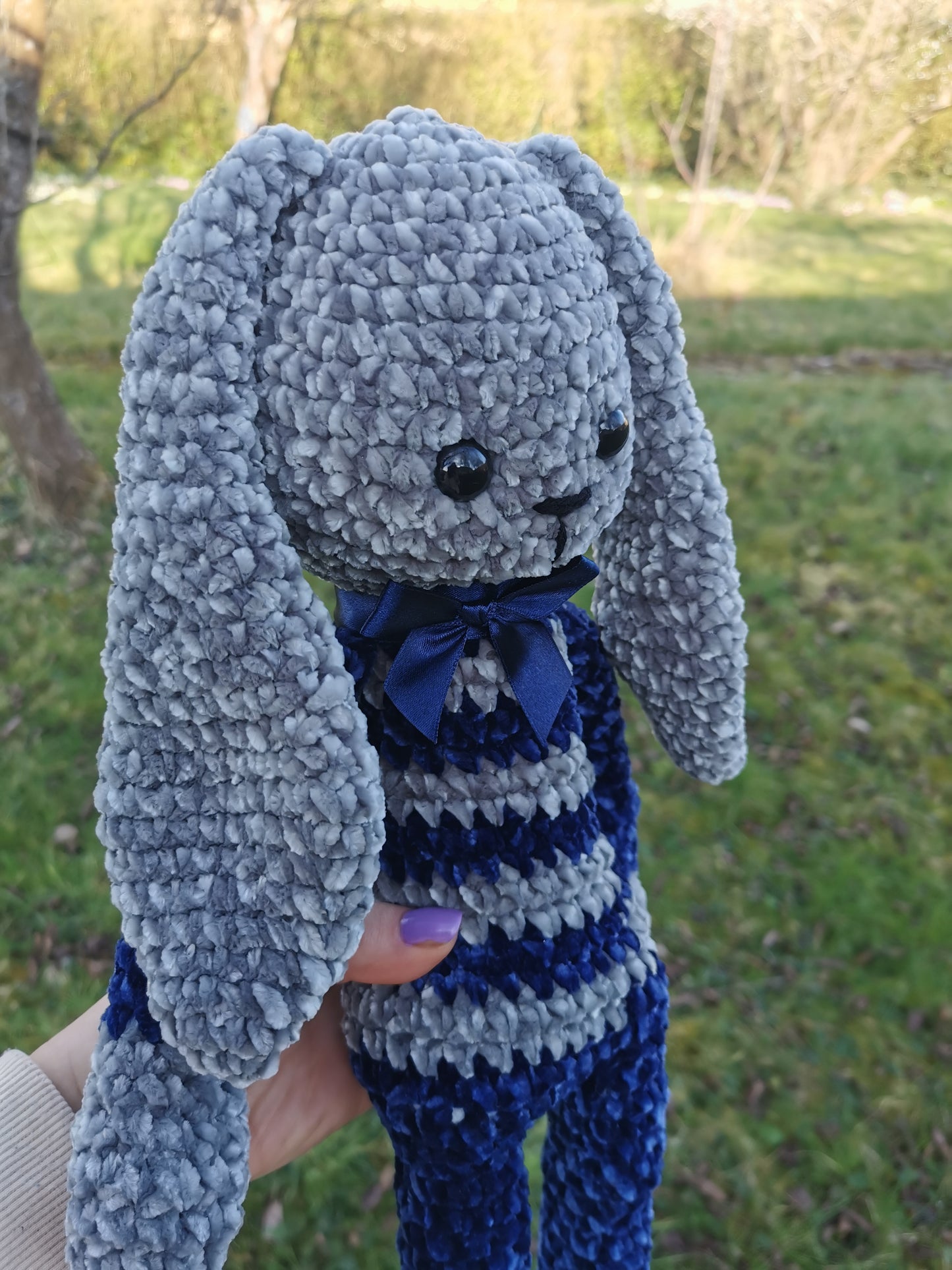 Amigurumi lapin au crochet velvet gris et bleu