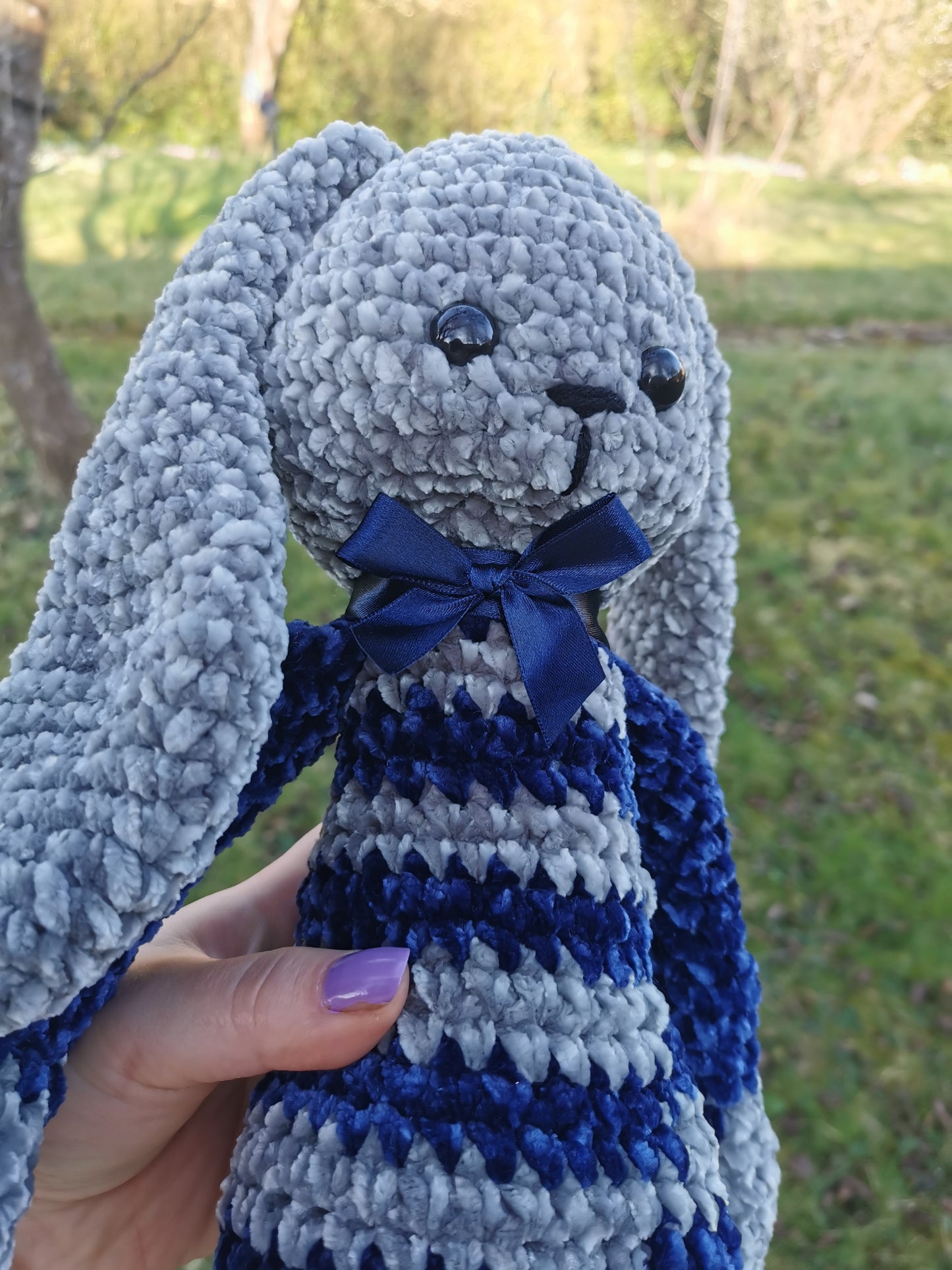 Amigurumi lapin au crochet velvet gris et bleu
