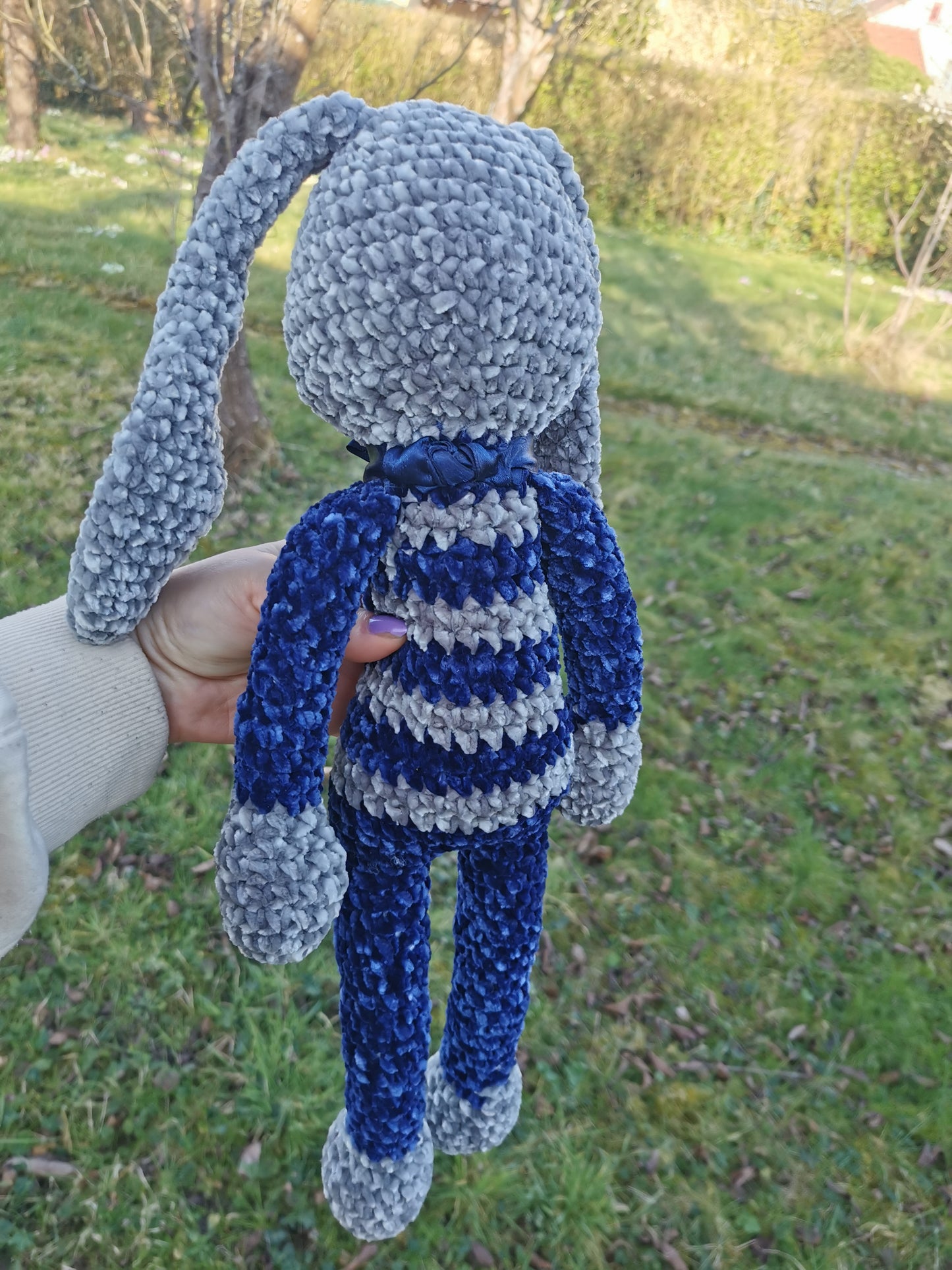 Amigurumi lapin au crochet velvet gris et bleu