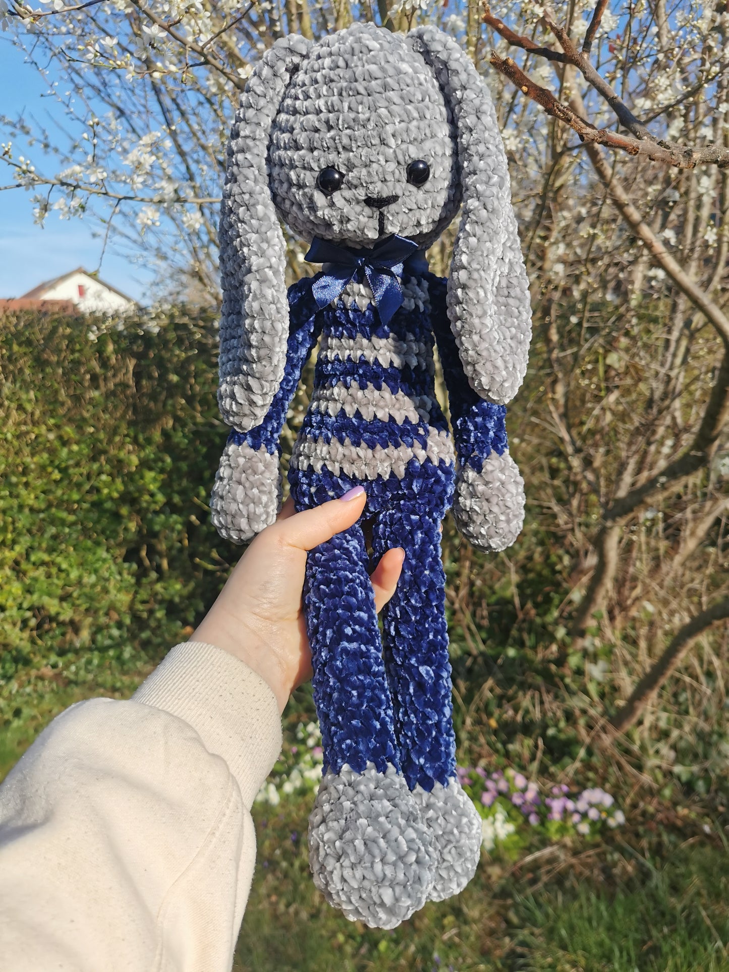 Amigurumi lapin au crochet velvet gris et bleu