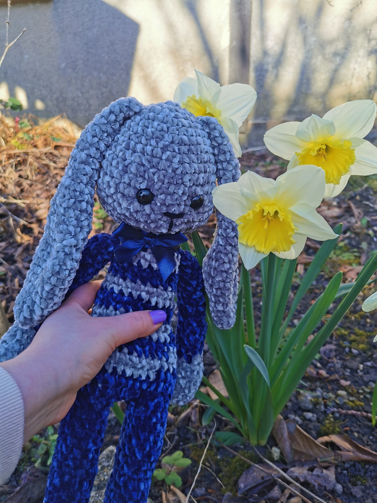 Amigurumi lapin au crochet velvet gris et bleu