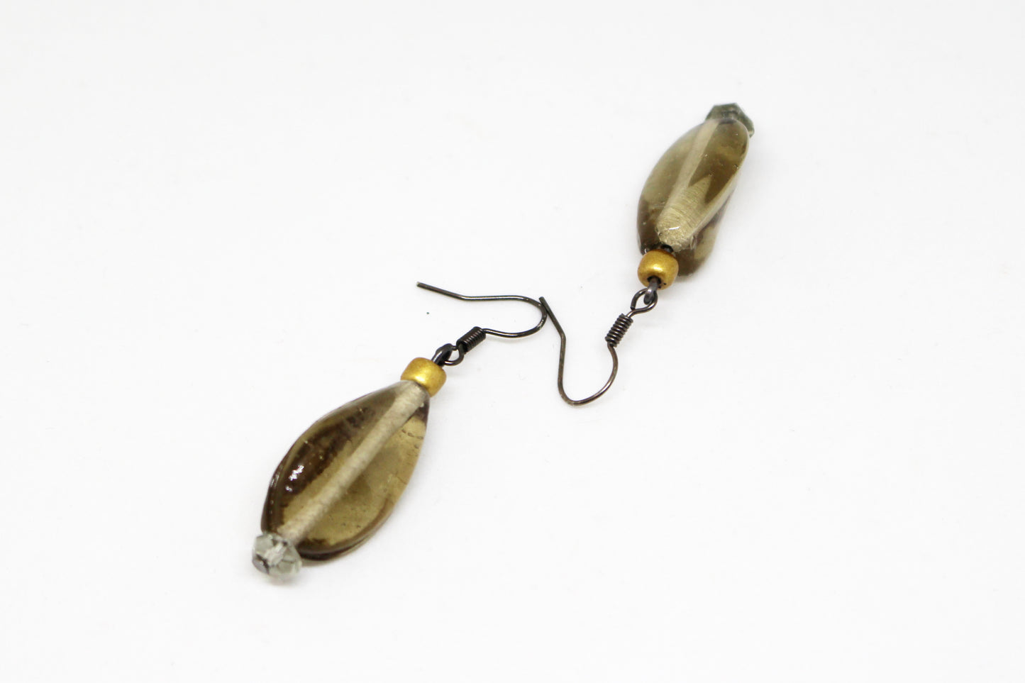 Boucles d'oreilles asymétriques en verre gris translucide