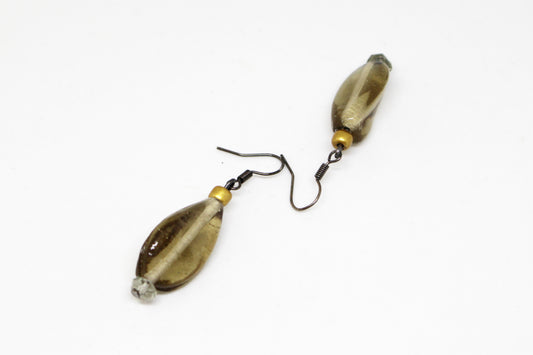 Boucles d'oreilles asymétriques en verre gris translucide