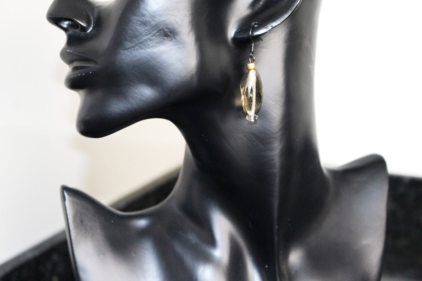 Boucles d'oreilles asymétriques en verre gris translucide