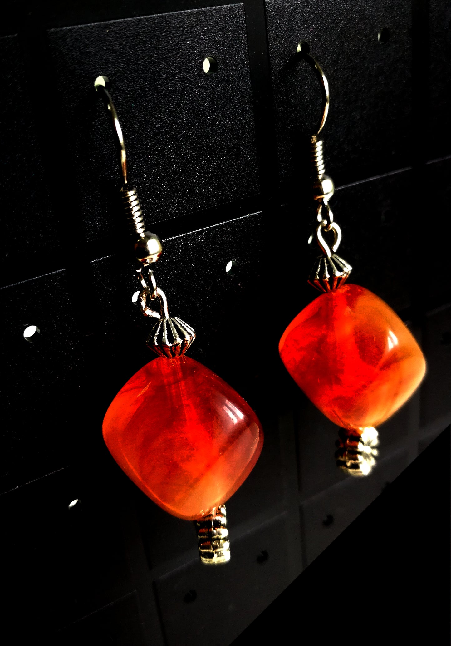 Boucles d'oreilles  asymétriques en résine orange