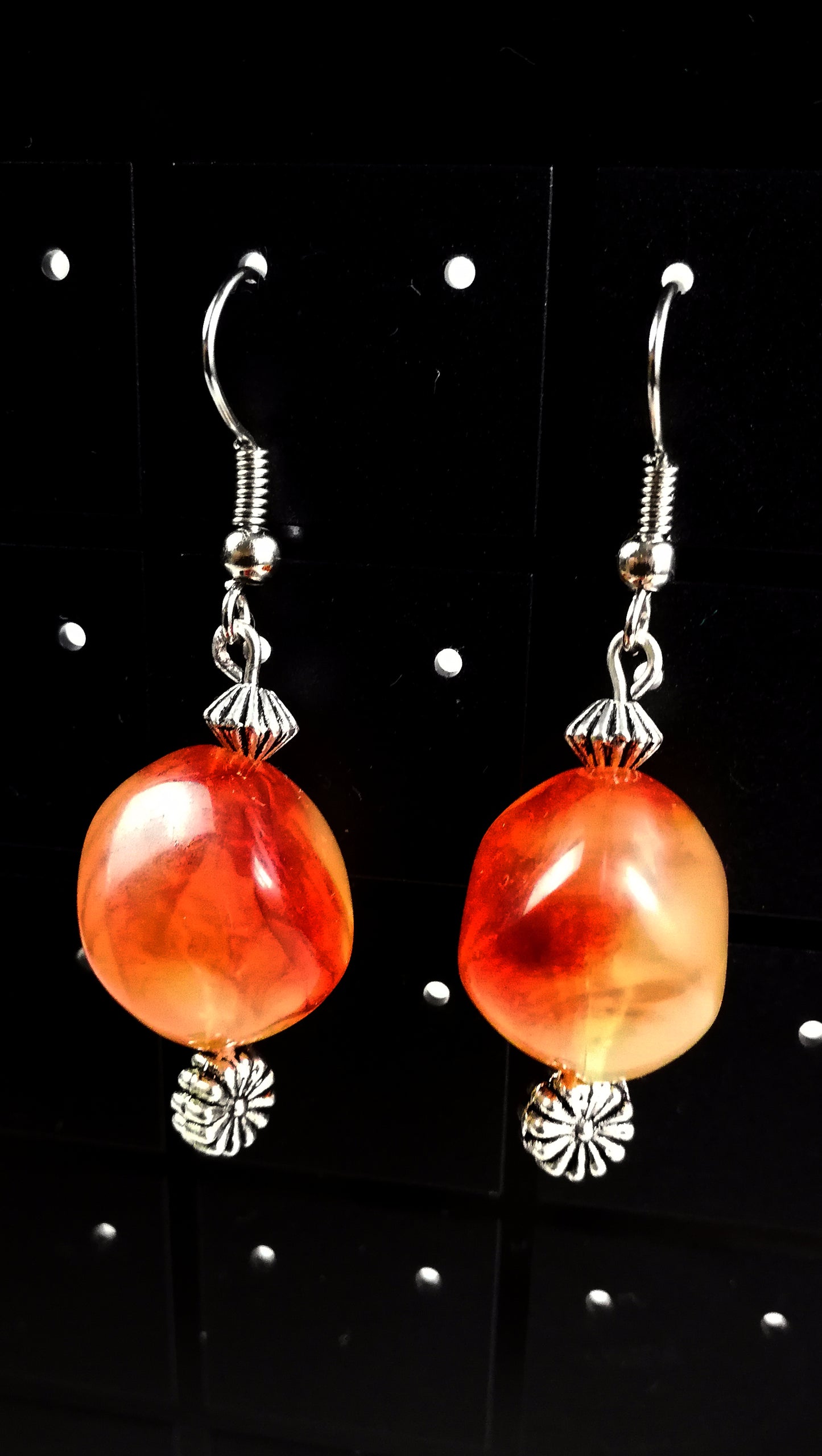 Boucles d'oreilles  asymétriques en résine orange