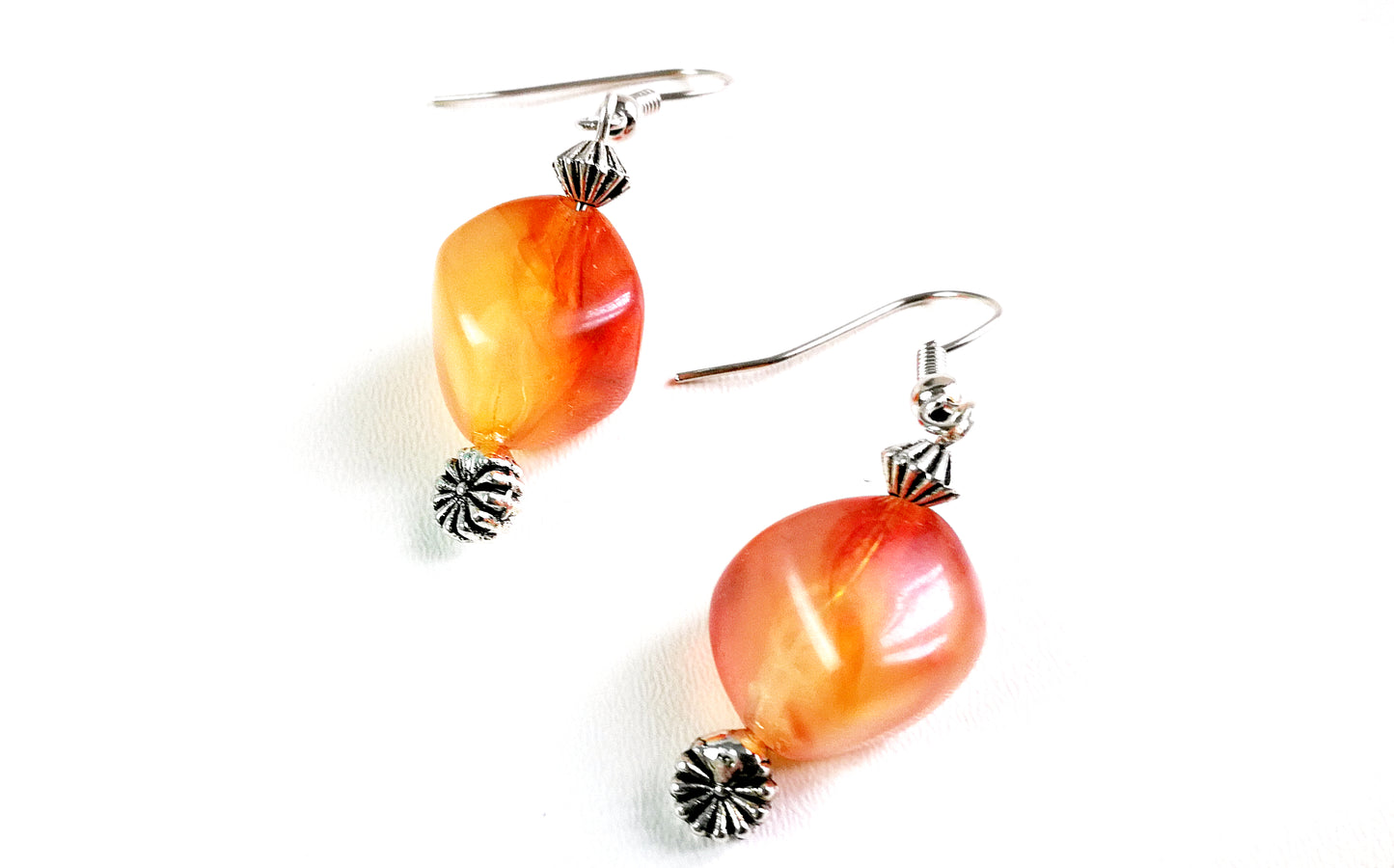 Boucles d'oreilles  asymétriques en résine orange