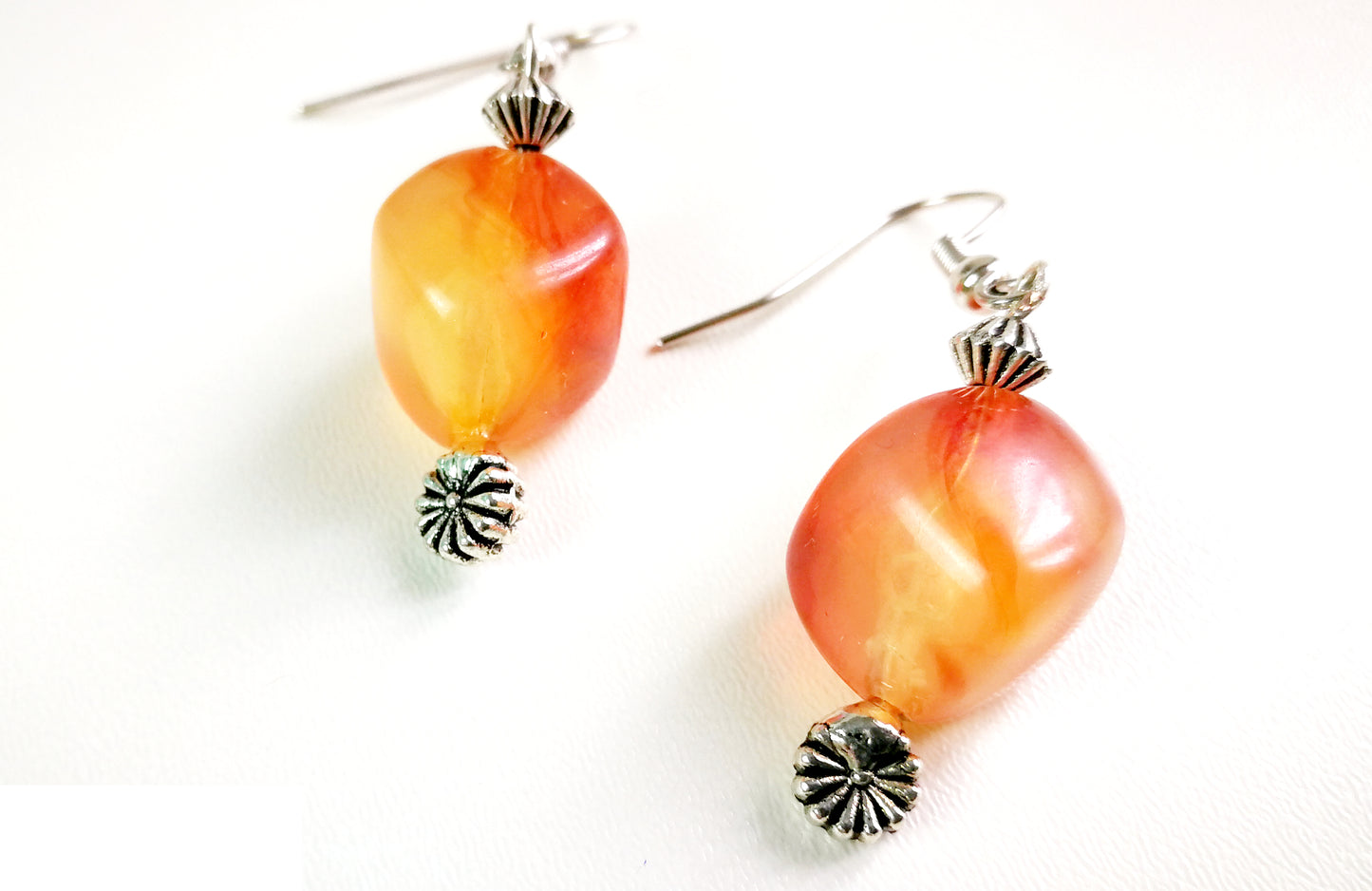 Boucles d'oreilles  asymétriques en résine orange