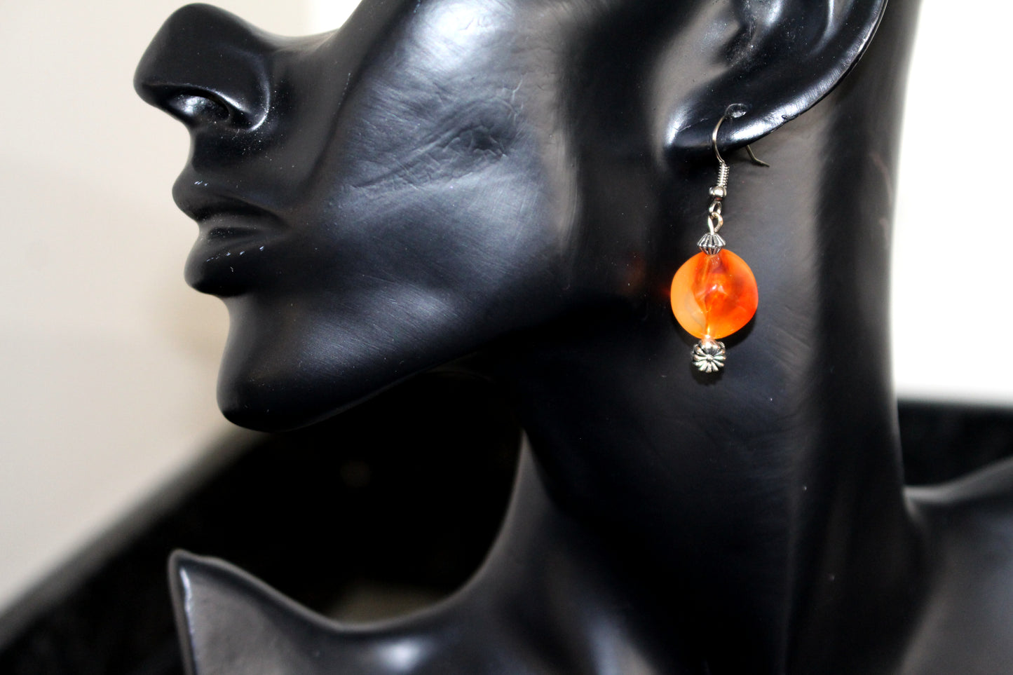 Boucles d'oreilles  asymétriques en résine orange