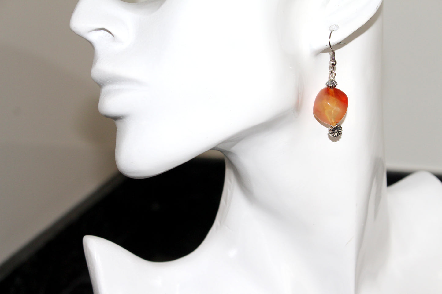 Boucles d'oreilles  asymétriques en résine orange