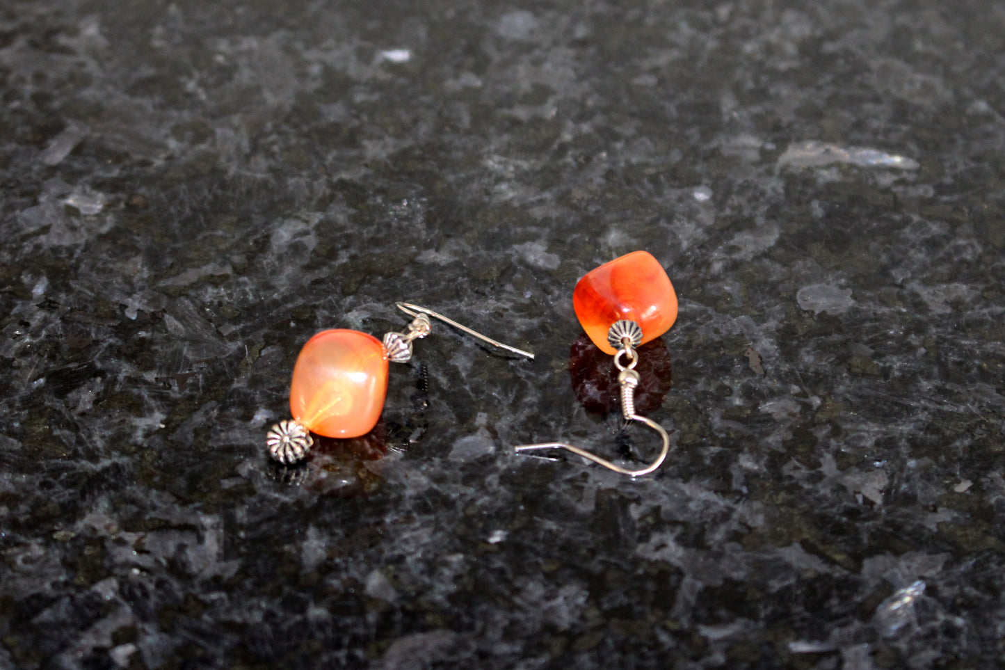 Boucles d'oreilles  asymétriques en résine orange