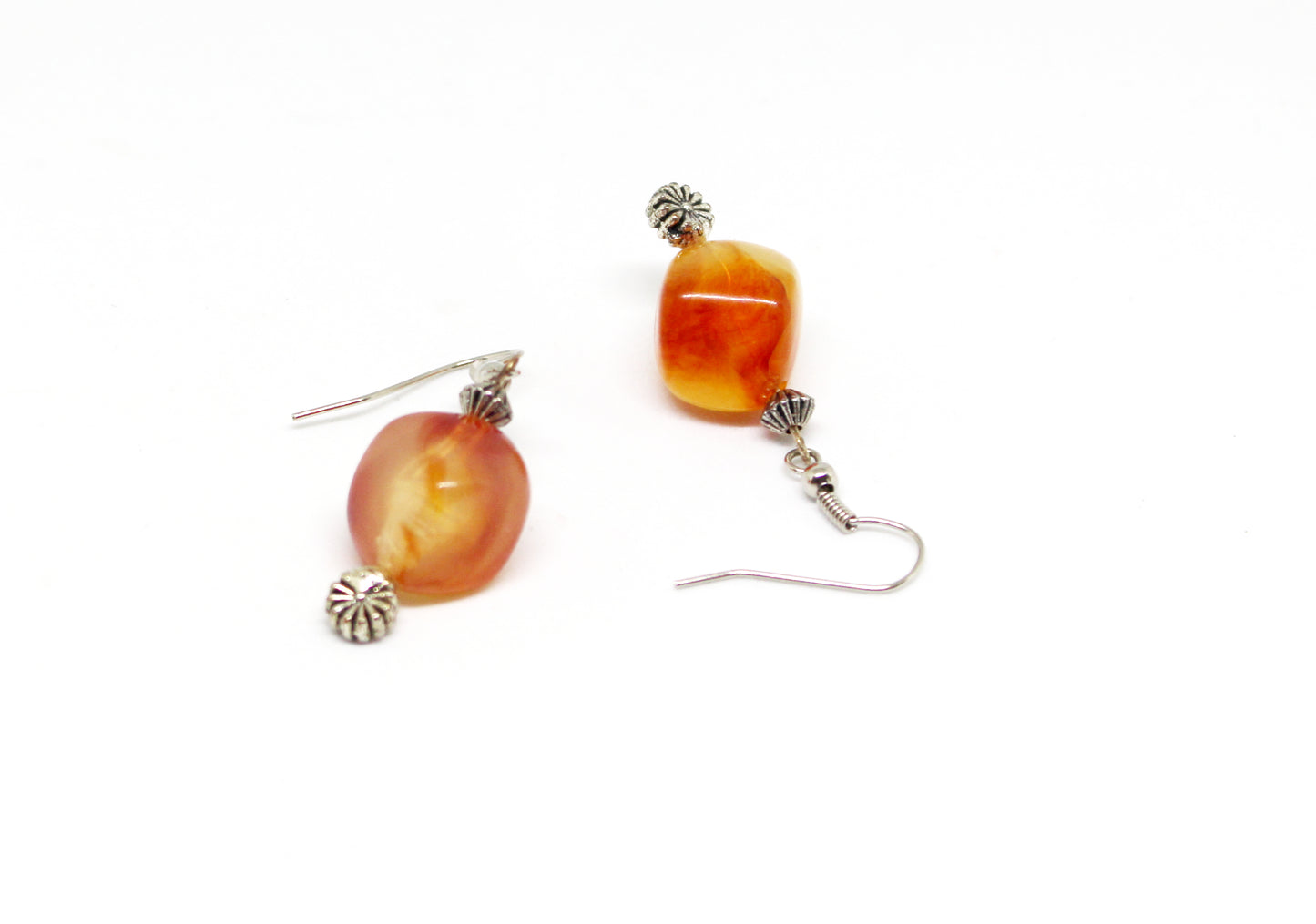 Boucles d'oreilles  asymétriques en résine orange