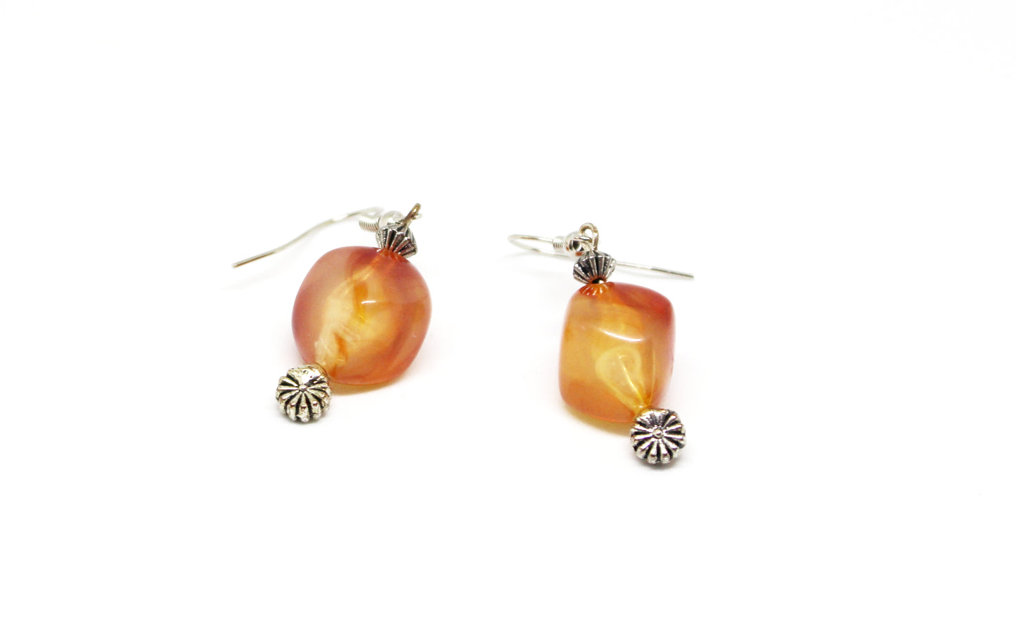 Boucles d'oreilles  asymétriques en résine orange
