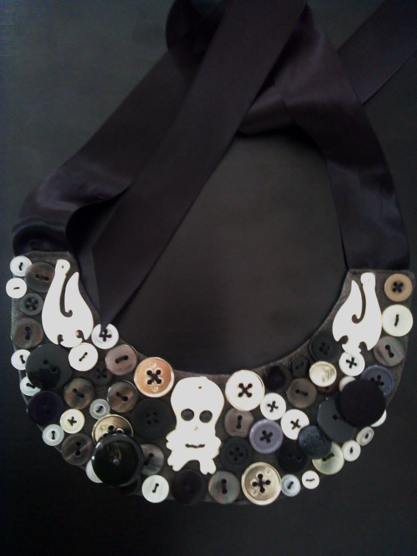 Collier plastron de boutons tête de mort