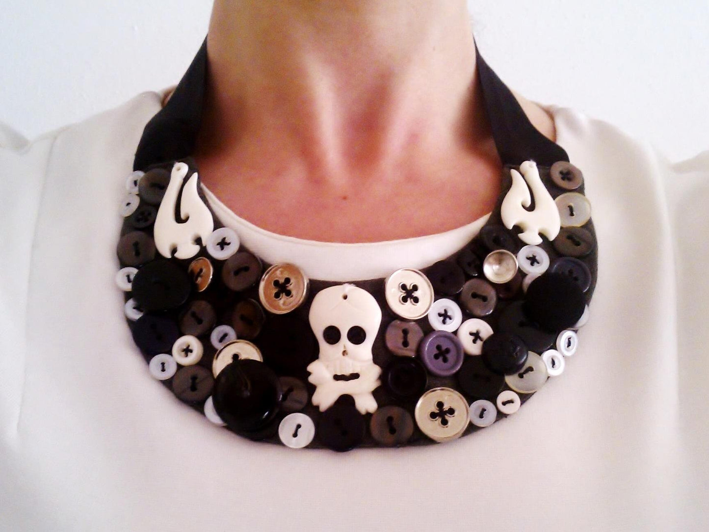 Collier plastron de boutons tête de mort