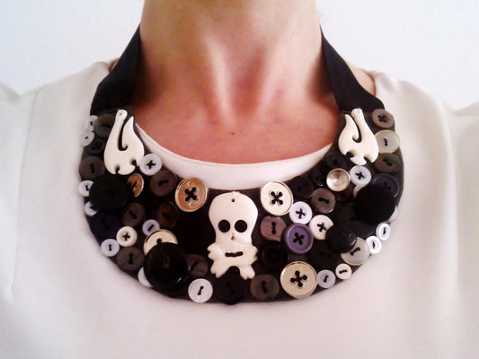 Collier plastron de boutons tête de mort