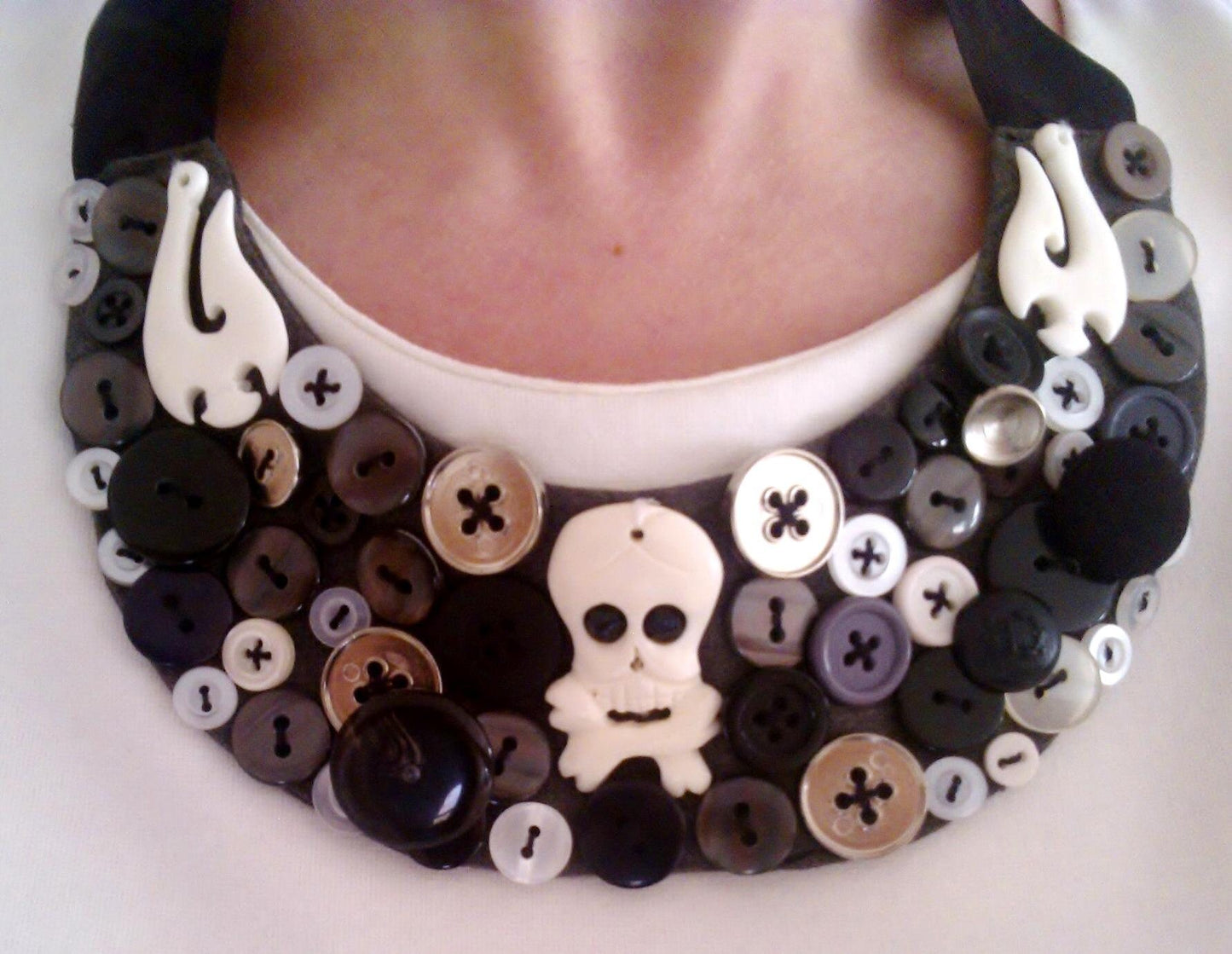 Collier plastron de boutons tête de mort