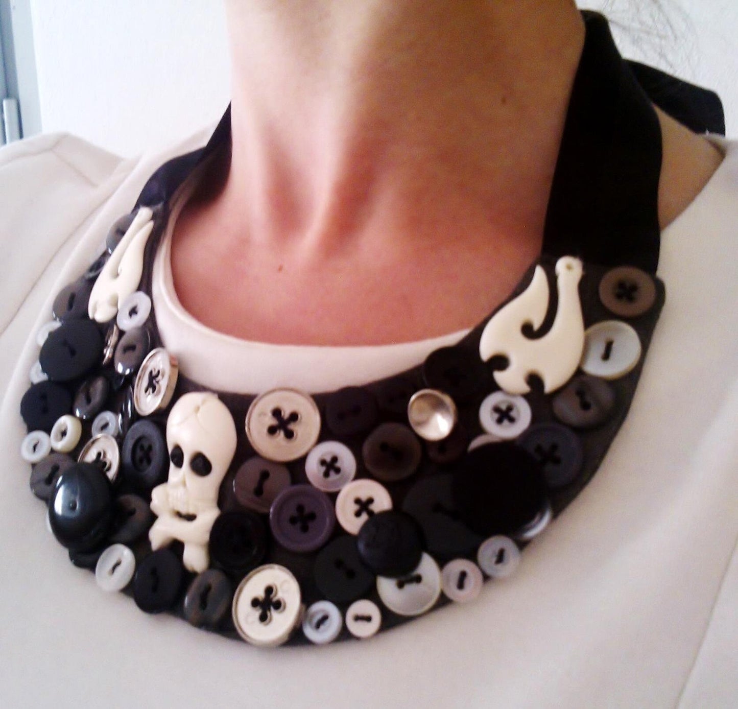 Collier plastron de boutons tête de mort